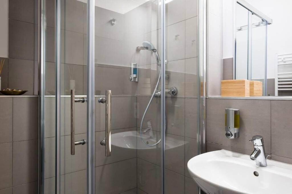 Sc 05 By Rockchair Apartments L Superhost Status L 2 Bedrooms Boxspringbeds Balcony Elevator - Cozy Family & Business Flair Welcomes You! Berlijn Buitenkant foto